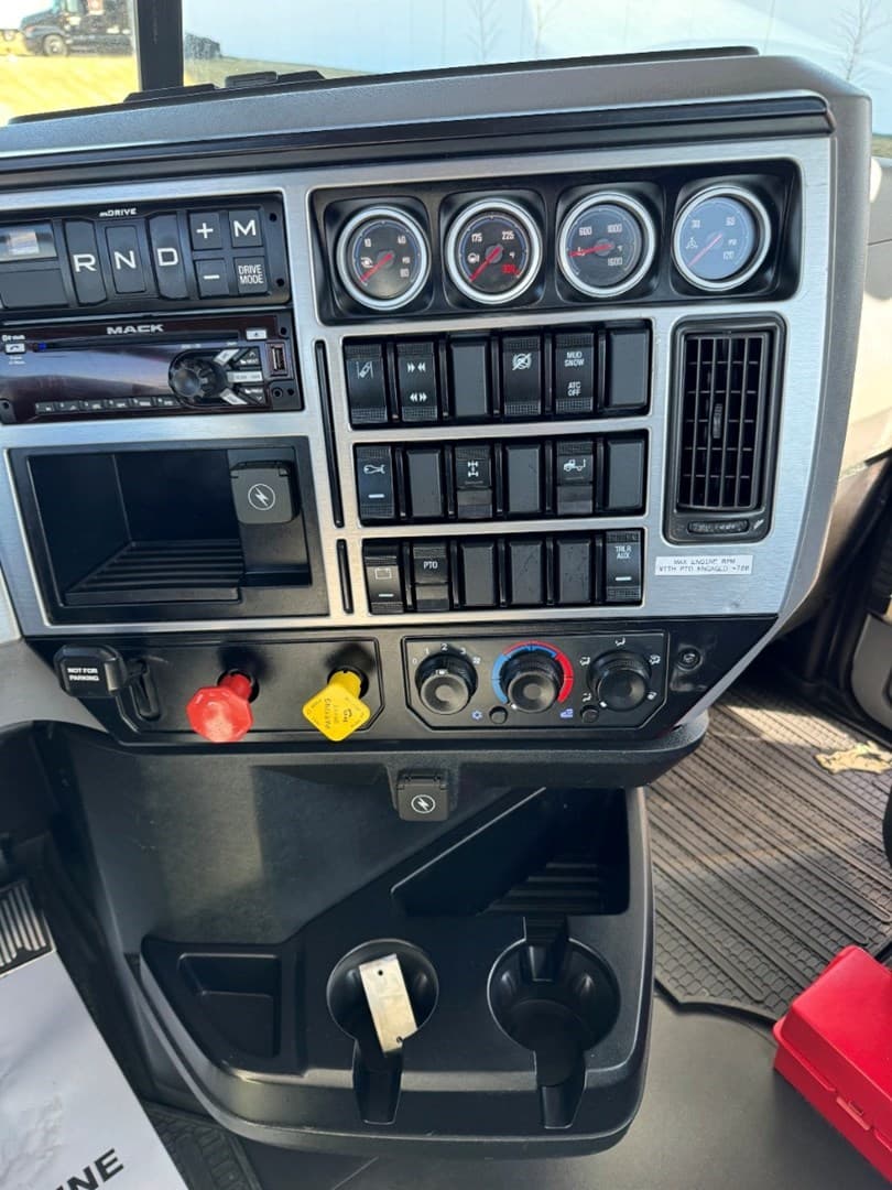 2021 Mack Anthem in Ankeny, IA — photo 16